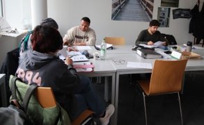 Vier teilnehmende sitzen am Tisch während des Vorbereitungskurses für den Fahrdienst bei der Münchner Verkehrsgesellschaft (MVG) im bfz.