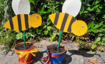 Deko-Bienen für Blumentöpfe von Senioren gebastelt