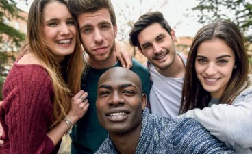News-Bild: Gruppe von Jugendlichen, die im Freien in die Kamera lächeln