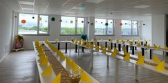 Dekoration MAB Das Bild zeigt die dekorierten Tische. Es wurden Tischläufer verwendet, gelbe Servietten und maritime Dekoelemente.