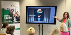 Einsamkeit macht still Rita Wüst zeigt auf Bildschirm mit dem Satz "Einsam still"