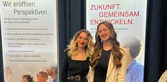 Zwei Frauen vor der Messewand 