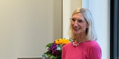 Eröffnungsrede von Barbara Winter Blonde Frau steht an Stehtisch und spricht