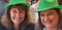 Sommerfest 2026 Zwei Frauen mit grünem Hut lächeln in die Kamera