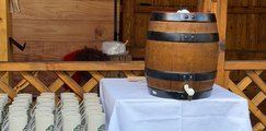 Sommerfest 2026 Bierfass mit Bierkrügen auf einem Tisch