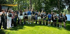 Startbereit für die Kanufahrt Schülergruppe steht mit Paddeln und Schwimmwesten vor dem See