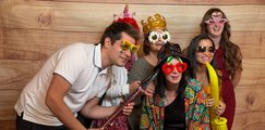 Sommerfest 2026 Fünf Mitarbeiter mit bunten Brillen machen ein Foto vor der Fotobox