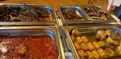 Sommerfest 2026 Vier Wärmebehälter am Büfett mit Maiskolben, Fleisch und Grillwürstchen