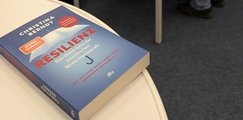 Blaues Buch auf dem Tisch