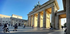 FSJ Seminarwoche Berlin 2025 Brandenburger Tor in Berlin bei blauem Himmel