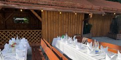 Sommerfest 2026 Mehrere weiß eingedeckte Tische