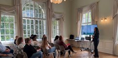 Workshop Eventcoaching Referentin hält eine Einführung zum Workshop