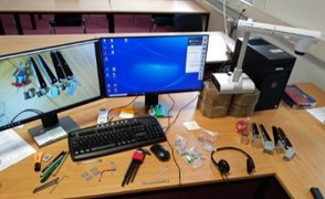 Arbeitstisch des Ausbilders mit Computer und Arbeitsmaterial
