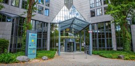 Hauptstandort in 81373 München, Landaubogen 10 Aufnahme des Eingangs des Hauptstandorts Landaubogen 10 des bfz München