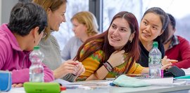 Galleriebild: Teilnehmerinnen haben Spaß beim Lernen im Deutschkurs
