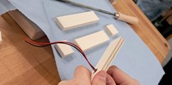 Die Kabel werden mit dem zugeschnittenen Holzstück verbunden