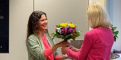 Dankeschön an Rita Wüst Barbara Winter überreicht Blumenstrauß an Rita Wüst