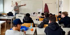 1. Graffiti-Stunde im BVJ Starnberg Im Klassenzimmer zeigt der Lehrer den Schülern eine Skizze an der Tafel.