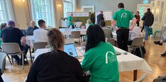 Überarbeitung der Bewerbungsunterlagen Mehrere Teilnehmer*innen überarbeiten ihre Bewerbungsunterlagen