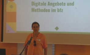Bea Link, Koordinatorin bfz Aschaffenburg, bei einer Präsentation auf dem Reha-Fachtag.