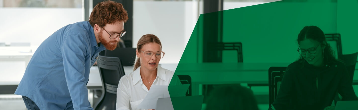 Teilqualifizierung als Kaufmann*frau im E-Commerce Header: Frau und Mann arbeiten gemeinsam im Büro am PC.