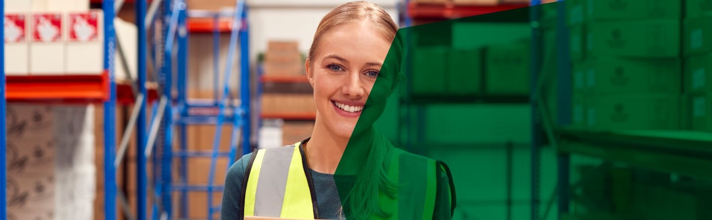 Header: Eine Frau mit Paket im Logistiklager.