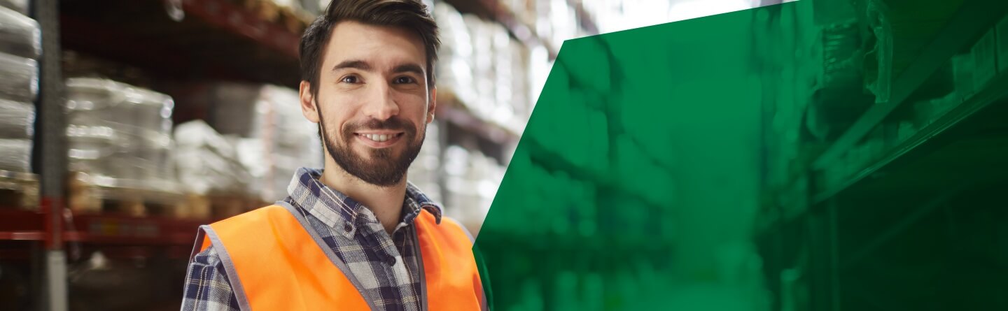 Teilqualifizierung als Fachkraft für Lagerlogistik Header: Ein Mann steht im Lager und hält ein Paket in der Hand.