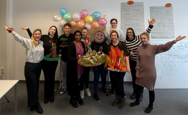 Gruppenfoto Teilnehmer*innen und Seminarleiterinnen der Weiterbildung zur KITA-Assistenzkraft