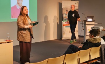 Ausbildungsakquisiteur*innen für Geflüchtete der bfz-Standorte Alpenvorland und München geben Bewerbungsfoto-Workshop