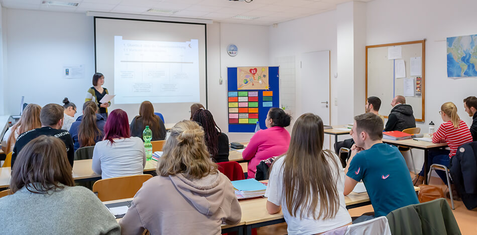 Eine Schulklasse verfolgt die Präsentation der Lehrkraft.