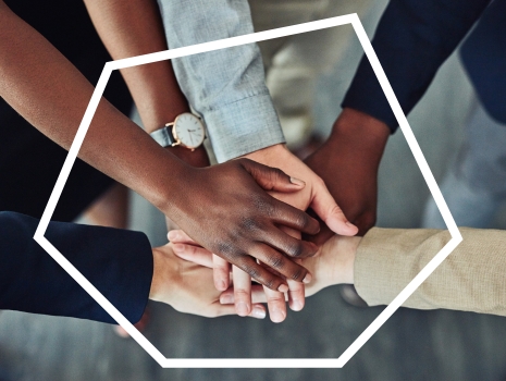 Hände greifen zusammen 