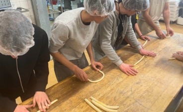 Junge Menschen erlernen die Backkunst