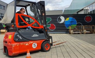 Person übt für den Führerschein mit dem Gabelstapler