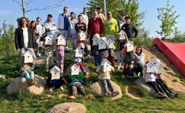 Auszubildende der Reha-Ausbildung bauen gemeinsam mit Kindern ein Vogelhaus