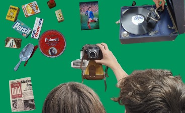 Plattenspieler, alte Bildzeitung, Verpackungen, Autogrammkarten und eine alte Kamera werden auf einer Ausstellung präsentiert