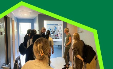 Teilnehmerinnen besichtigen gemeinsam mit der Leitung die Räumlichkeiten des Pflegeheims 