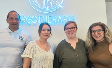 Clara Schloß und Mitarbeiter*innen der Ergotherapie-Praxis sowie ihre Psychologin auf einem Gruppenbild