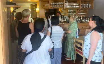 Teilnehmerinnen besichtigen die Gastronomie zur beruflichen Orientierung 