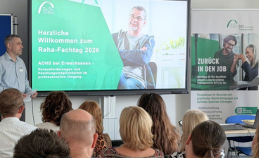 Personen nehmen an einem Vortrag über ADHS teil und sitzen vor einer Leinwand