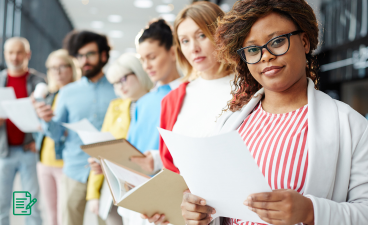 Menschen bewerben sich für einen Job und haben ihre Unterlagen in der Hand