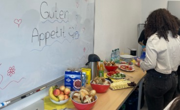 Menschen bedienen sich an einem reichhaltigen Frühstücksbuffet 