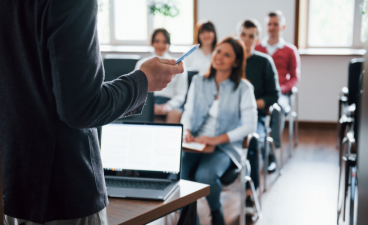 Coaching vor mehreren Personen mit einer Präsentation 
