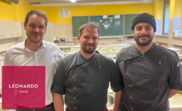 Direktor, Küchenchef und Auszibildender vom Hotel Leonardos schauen in die Kamera