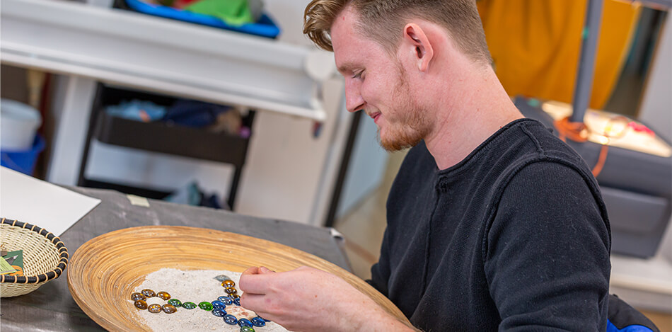 Inhaltsbild: Angehender Kinderpfleger im Kunstunterricht