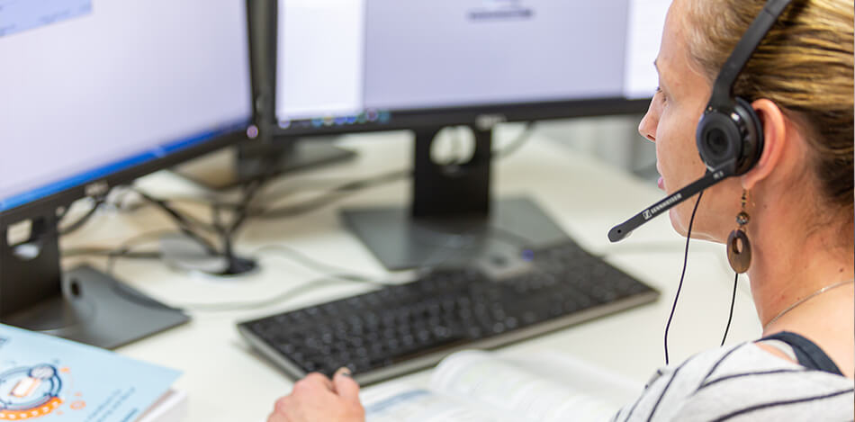 Inhaltsbild: Teilnehmerin im Blended-Learning Unterricht am PC