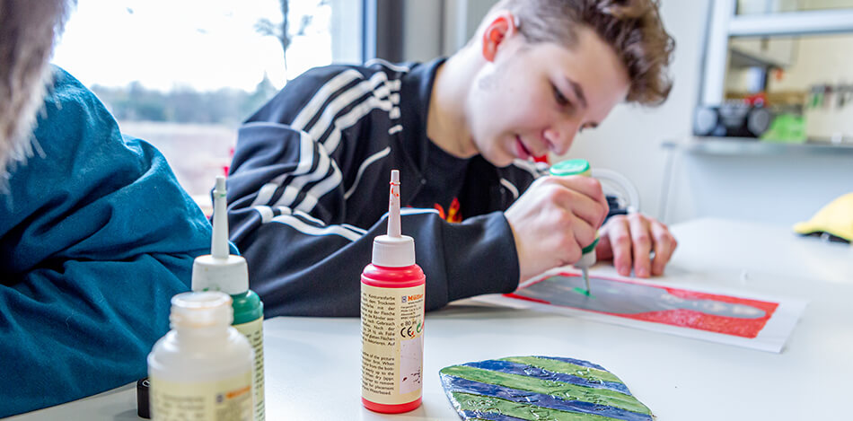 Galleriebild: bfz Coburg – Jugendliche arbeiten kreativ