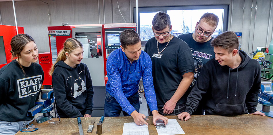 Galleriebild: Schüler*innen und Anleiter lernen gemeinsam in einer Werkstatt