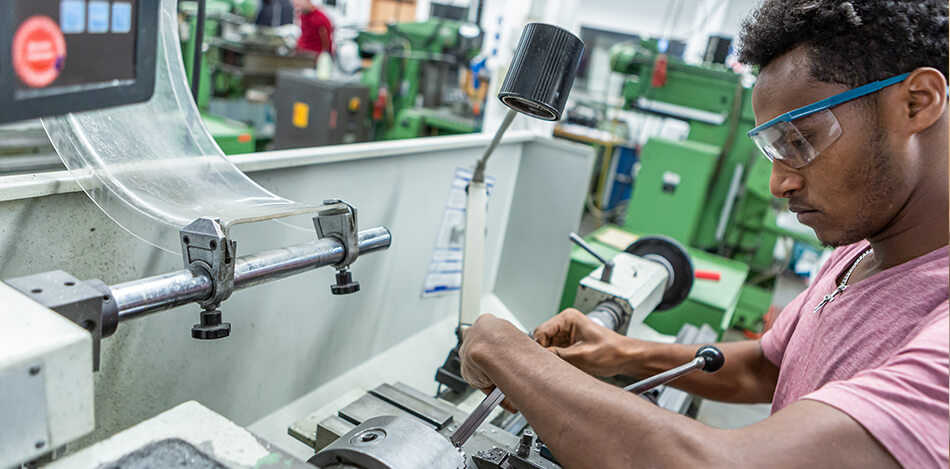 Inhaltsbild: Teilnehmer arbeitet in der Metallwerkstatt