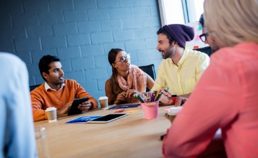 Kursteilnehmer an einem Tisch
