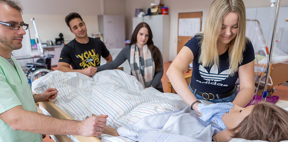 Die Pflegepuppe wird gewaschen.